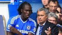 Romelu Lukaku kini bekerja sama lagi dengan Mourinho di MU. Tapi tahun 2013 lalu, di Chelsea, Mourinho tak segan mengkritik Lukaku yang saat itu sedang dipinjamkan ke Everton. Ia menyebut Lukaku sebagai pemuda yang gemar bicara. (Foto: Richard Heathcote/Getty Images)