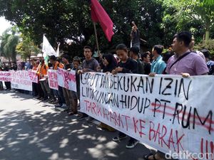 Desak Perusak PT RUM Dibebaskan, Massa Demo di Polres Sukoharjo Desak Perusak PT RUM Dibebaskan, Massa Demo di Polres Sukoharjo