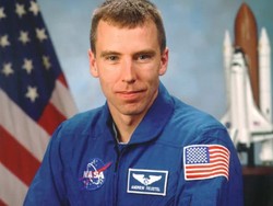 Sulitnya Astronot Belajar Jalan Lagi Setelah 200 Hari Mengangkasa