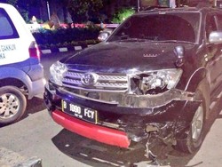 Dua Mobil Tabrakan di Kawasan Senayan