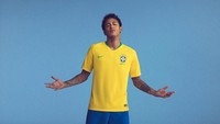 Ini dia jersey baru timnas Brasil. Jika dibandingkan versi sebelumnya, salah satu perbedaan paling mencolok adalah hilangnya kerah dan garis berwarna hijau pada bagian bawah ketiak. (nike.com)