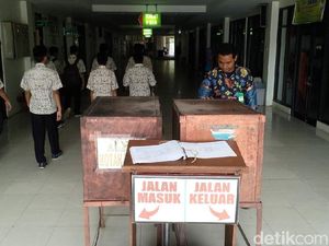 Uang Kotak Amal di Makam Gus Dur Tembus Rp 250 Juta Sebulan Uang Kotak Amal di Makam Gus Dur Tembus Rp 250 Juta Sebulan