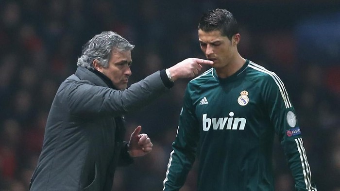 MANCHESTER, ENGLAND - MARCH 05:  Real Madrid Manager Jose Mourinho gives orders to Cristiano Ronaldo during the UEFA Champions League Round of 16 Second leg match between Manchester United and Real Madrid at Old Trafford on March 5, 2013 in Manchester, United Kingdom.  (Photo by Jasper Juinen/Getty Images)