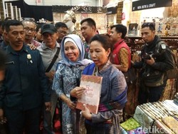 Ke Pameran Kerajinan, Rini Lihat Batik hingga Cicipi Olahan Duren
