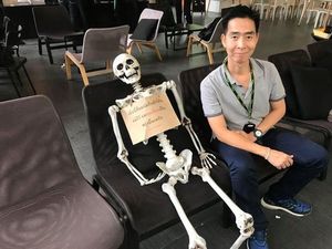 Hiii.. Kafe Tema Kematian Ini Hadirkan Peti Mati Sungguhan!