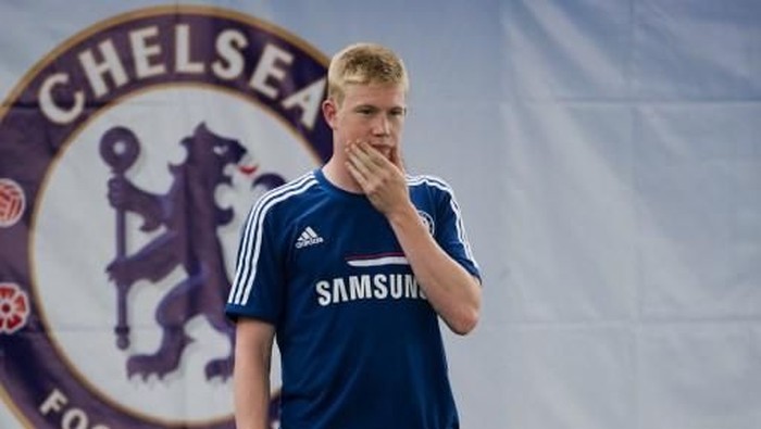 Chelsea football player Kevin De Bruyne gestures during an exhibition training with Thai children at the super kick stadium in Bangkok on July 12, 2013.  Jose Mourinho has warned that he is returning to Chelsea as a much better manager as he bids to win back the Premier League trophy and secure an elusive Champions League title with the London club.     AFP PHOTO / Nicolas ASFOURI / AFP PHOTO / NICOLAS ASFOURI