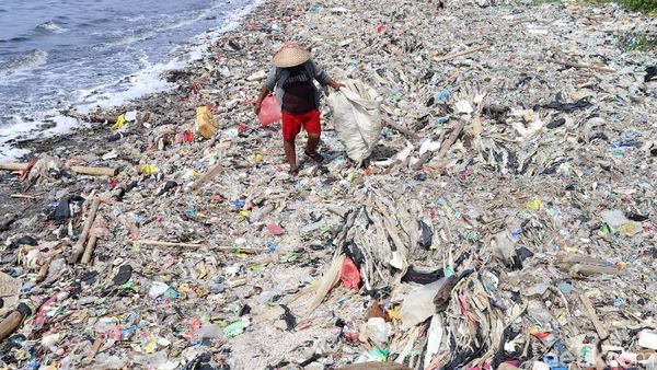 Mencari Harta Karun di Lautan Sampah Pantai Cilincing