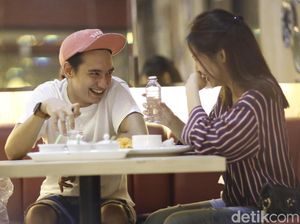 Ehmmm.. Adipati Dolken Puji Vanesha Prescilla Ehmmm.. Adipati Dolken Puji Vanesha Prescilla