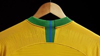 Sebagai informasi, Brasil sudah mulai memakai seragam kuning sejak 1954. Namun dari tahun ke tahun warna kuning yang dipakai tak pernah konsisten. (nike.com)