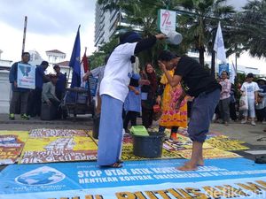 Tolak Swastanisasi Air, Ibu-ibu Mandi di Depan Balai Kota