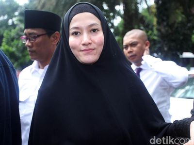 Foto: Lyra Virna Diperiksa sebagai Tersangka Kasus ITE