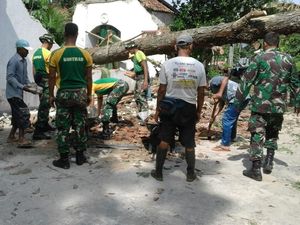 Kostrad Perbaiki Rumah Warga Banjar yang Diterjang Puting Beliung