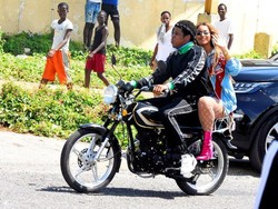 Naik Motor, Beyonce dan Jaz Z Tidak Pakai Helm