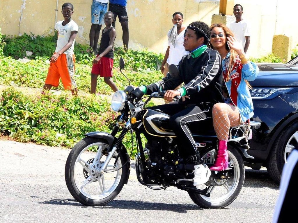 Heboh Jay Z Bonceng Beyonce Naik Motor di Jamaika