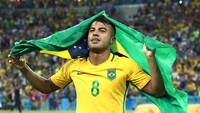 Rafinha, putra pesepakbola Brasil Mazinho, pernah membela Spanyol lalu Brasil di timnas level usia junior. Pada akhirnya pemain 25 tahun itu memilih Brasil sebagai timnas seniornya pada tahun 2015. Keputusan tersebut membuatnya beda jalan dengan sang kakak, Thiago Alcantara, yang lebih memilih timnas Spanyol. (Foto: Lars Baron/Getty Images)