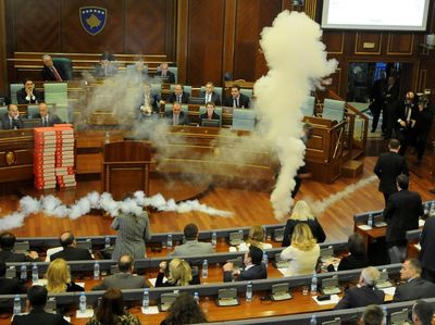 Foto: Saat Sidang Parlemen Bubar Gara-gara Gas Air Mata
