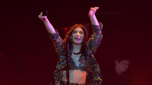 Aksi Panggung Lorde yang Panas