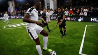 Bolt memperlihatkan kebolehannya dalam mengolah bola di hadapan Karembeu dan Mendieta. Foto: Arnd Wiegmann/Reuters