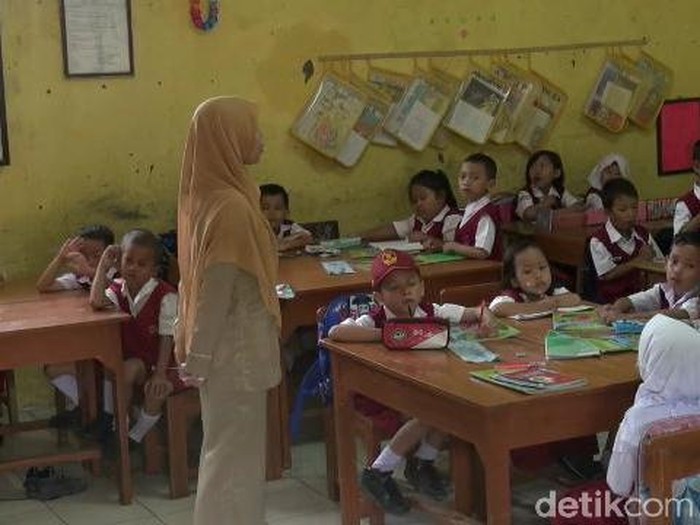 Salah seorang guru honorer sedang mengajar di Kabupaten Tegal, Kamis (22/3/2018).