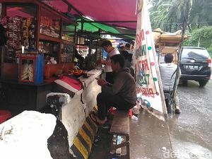 PKL di Depan Wisma BNI 46 Sulap Pembatas Jalan Jadi Meja Makan
