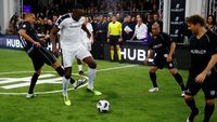 Aksi Bolt di Antara Para Legenda Sepakbola