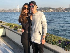 Foto: Gaya Liburan Si Pacar Cantik Mesut Ozil