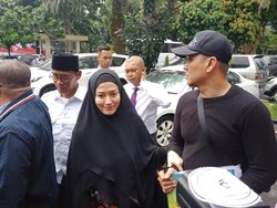 Lyra Tersenyum Ditanya soal Statusnya sebagai Tersangka