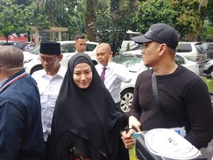 Lyra Virna Penuhi Panggilan Pemeriksaan Sebagai Tersangka Kasus Fitnah Lyra Virna Penuhi Panggilan Pemeriksaan Sebagai Tersangka Kasus Fitnah