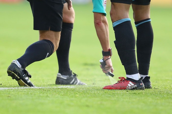 SOUTHAMPTON, ENGLAND - DECEMBER 31: Referee Mike Jones uses a vanishing spray during the Premier League match between Southampton and West Bromwich Albion at St Marys Stadium on December 31, 2016 in Southampton, England.  (Photo by Warren Little/Getty Images)