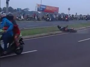 Nggak Ada Kapoknya, Nikung ala Rossi Bikin Celaka Lagi