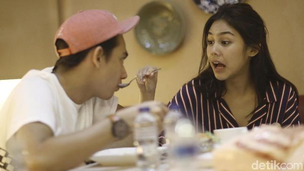 Mesra! Adipati dan Vanesha Prescilla Suap-suapan