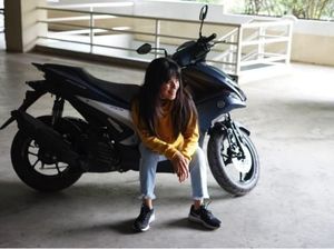 Cantik Tak Jadi Halangan Artis-artis Ini untuk Mengendarai Motor