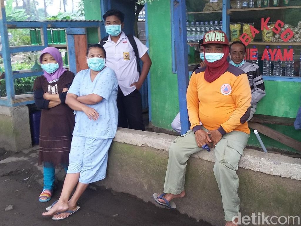 Warga Sekitar Gunung Kerinci Sebaiknya Pakai Masker Warga Sekitar Gunung Kerinci Sebaiknya Pakai Masker