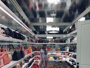 Intip Lemari Kylie Jenner, Isinya Sepatu dan Tas Miliaran Rupiah