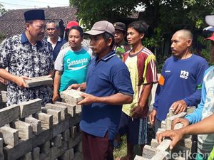 Blusukan ke Pengrajin Batu Bata, Soehadi Janji Pakai Produk Lokal Blusukan ke Pengrajin Batu Bata, Soehadi Janji Pakai Produk Lokal