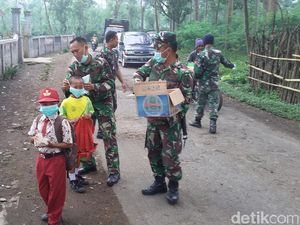 Antisipasi Gas Beracun Ijen, Kodim 0822 Bondowoso Bagikan Masker