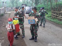 Antisipasi Gas Beracun Ijen, Kodim 0822 Bondowoso Bagikan Masker