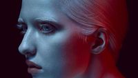 Foto: Nastya Zhidkova, Albino Bermata Indah yang Sukses Jadi Model