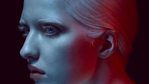Foto: Nastya Zhidkova, Albino Bermata Indah yang Sukses Jadi Model
