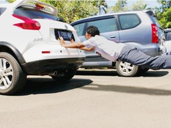 Mobil minta di dorong