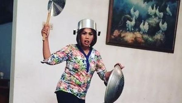 Ely Sugigi Mpok Ely Makin Eksis, Ini Gaya Makannya yang Seru