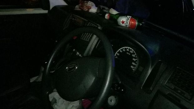 Ditemukan botol miras di dashboard mobil