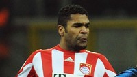 Breno Rodrigues (bek tengah). Pada tahun 2012, pesepakbola 28 tahun ini divonis penjara tiga tahun dan sembilan bulan setelah dinyatakan bersalah membakar rumahnya sendiri di Jerman. (Foto: Valerio Pennicino/Getty Images)