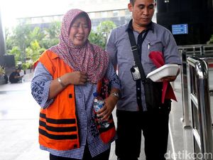 Diperiksa KPK, Panitera PN Tangerang Menangis Sesenggukan Diperiksa KPK, Panitera PN Tangerang Menangis Sesenggukan