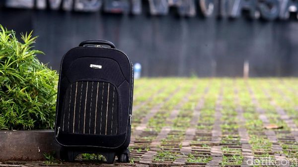 Penampakan Koper Hitam Mencurigakan di depan KPK
