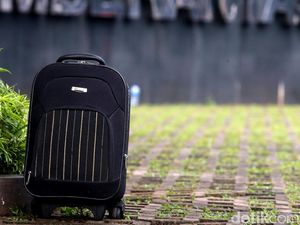 Penampakan Koper Hitam Mencurigakan di depan KPK