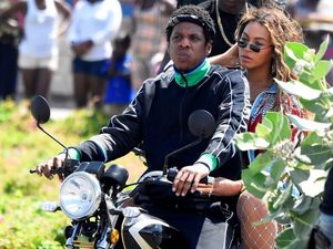Seperti Dilan, Jay Z dan Beyonce Mesra Boncengan Naik Motor Klasik Seperti Dilan, Jay Z dan Beyonce Mesra Boncengan Naik Motor Klasik