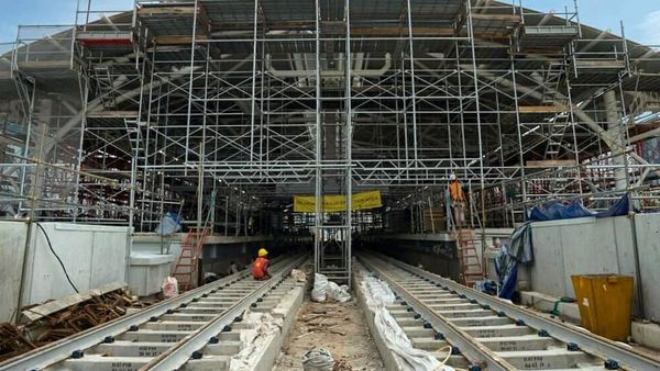 Melihat Stasiun Pertemuan Jalur Layang dan Bawah Tanah MRT Jakarta