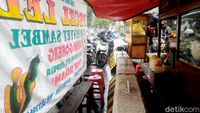 Duh! Pembatas Jalan di Kawasan Sudirman Jadi Meja Dadakan PKL
