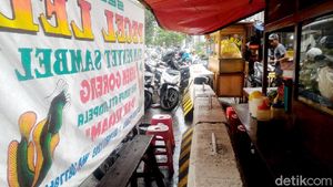 Duh! Pembatas Jalan di Kawasan Sudirman Jadi Meja Dadakan PKL